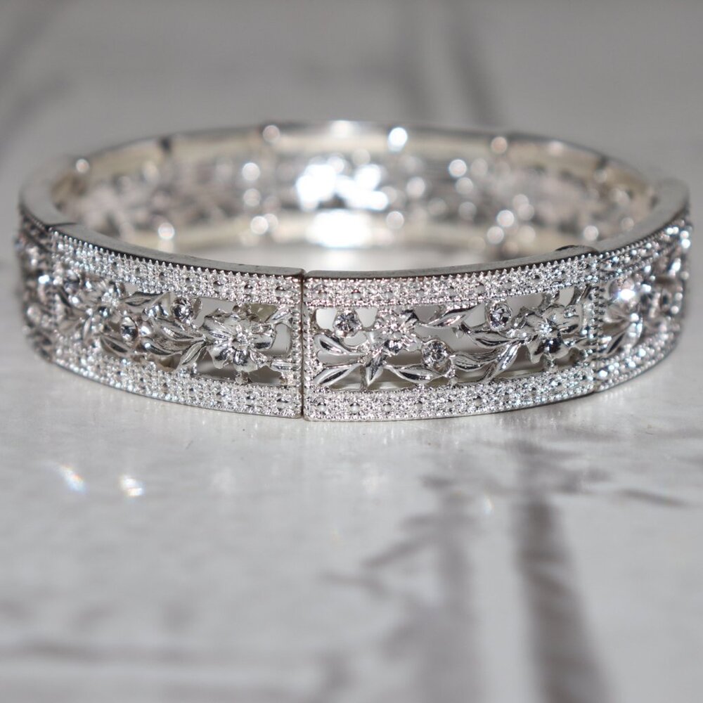 ✨ Silver Floral Stretch Bracelet · 7" Long · Elastic